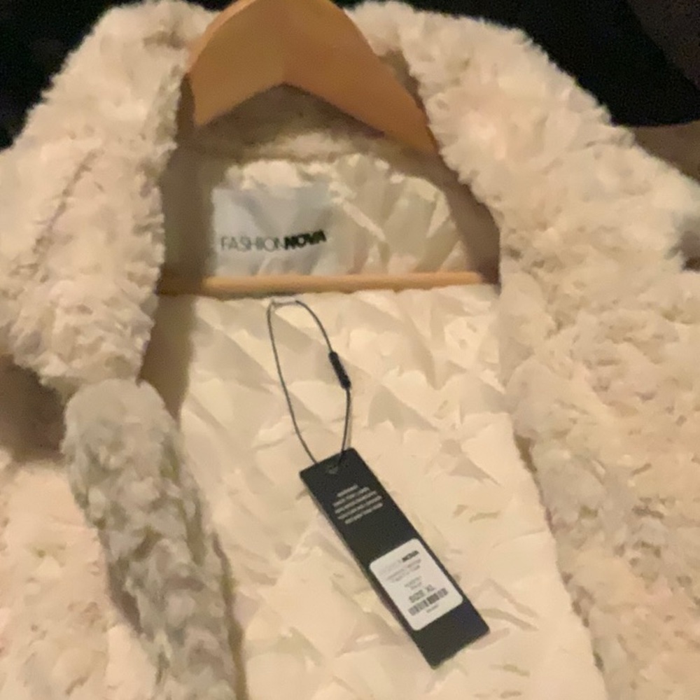đź’•Luxurious Faux Fur Coat đź’• - Picture 6 of 7